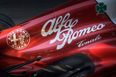 Valtteri Bottas alla guida della monoposto da Formula 1 sfreccia per strade di Milano partendo dal Duomo per festeggiare i 112 anni di Alfa Romeo, 24 giugno 2022. ANSA/UFFICIO STAMPA FIAT ++ NO SALES, EDITORIAL USE ONLY ++