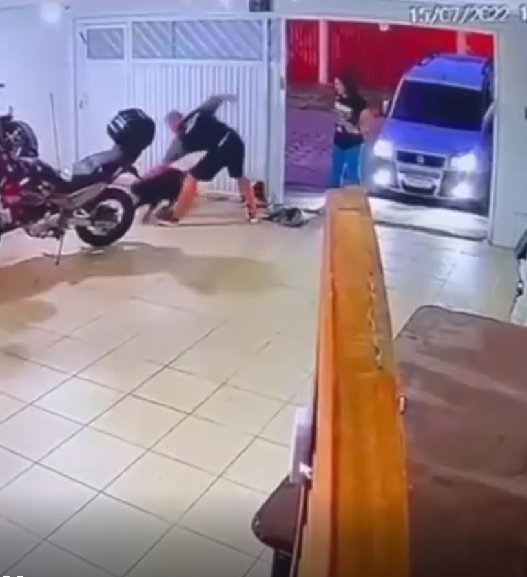 Homem agride cachorro e manter ex-mulher em cárcere