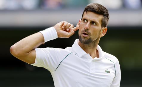 epa10053545 Novak Djokovic of Serbia gestures in the men's quarter final match against Jannik Sinner of Italy at the Wimbledon Championships, in Wimbledon, Britain, 05 July 2022.  EPA/TOLGA AKMEN   EDITORIAL USE ONLY
