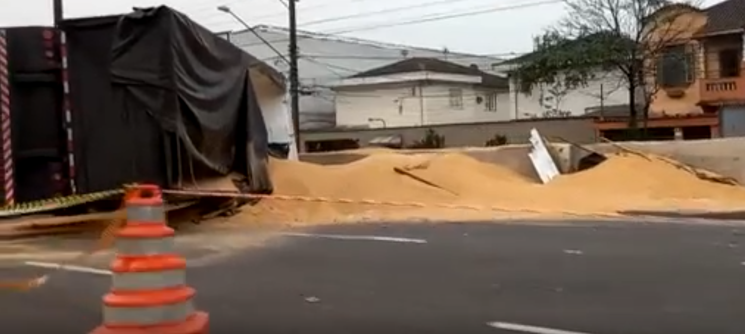 Caminhão tomba na Perimetral, em Santos, e carga cai na pista