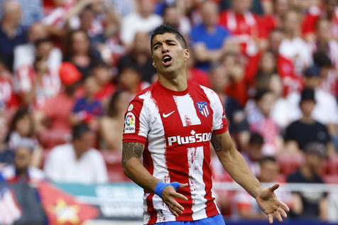 epa09949498 Atletico's Luis Suarez reacts during the Spanish LaLiga soccer match between Atletico Madrid and Sevilla FC in Madrid, Spain, 15 May 2022.  EPA/Sergio Perez