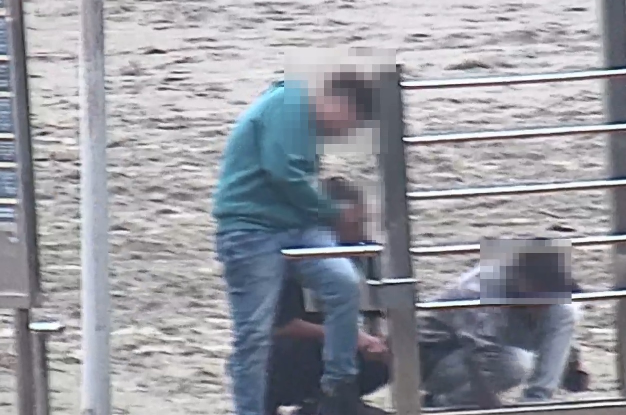 Suspeitos são presos em flagrante após enterrar drogas na areia da praia