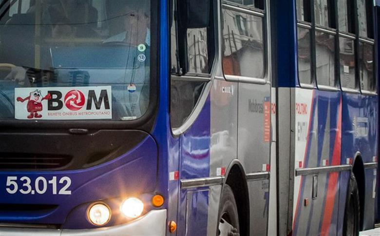 Criança autista entra em ônibus sozinha e professor vai atrás para devolvê-la à família