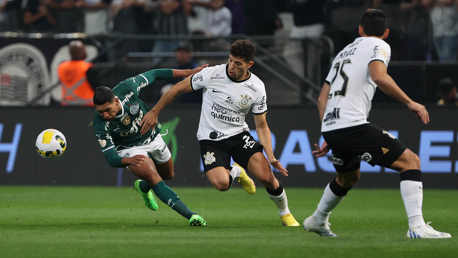 Palmeiras aproveita erro do Corinthians, vence e abre 9 pontos na liderança