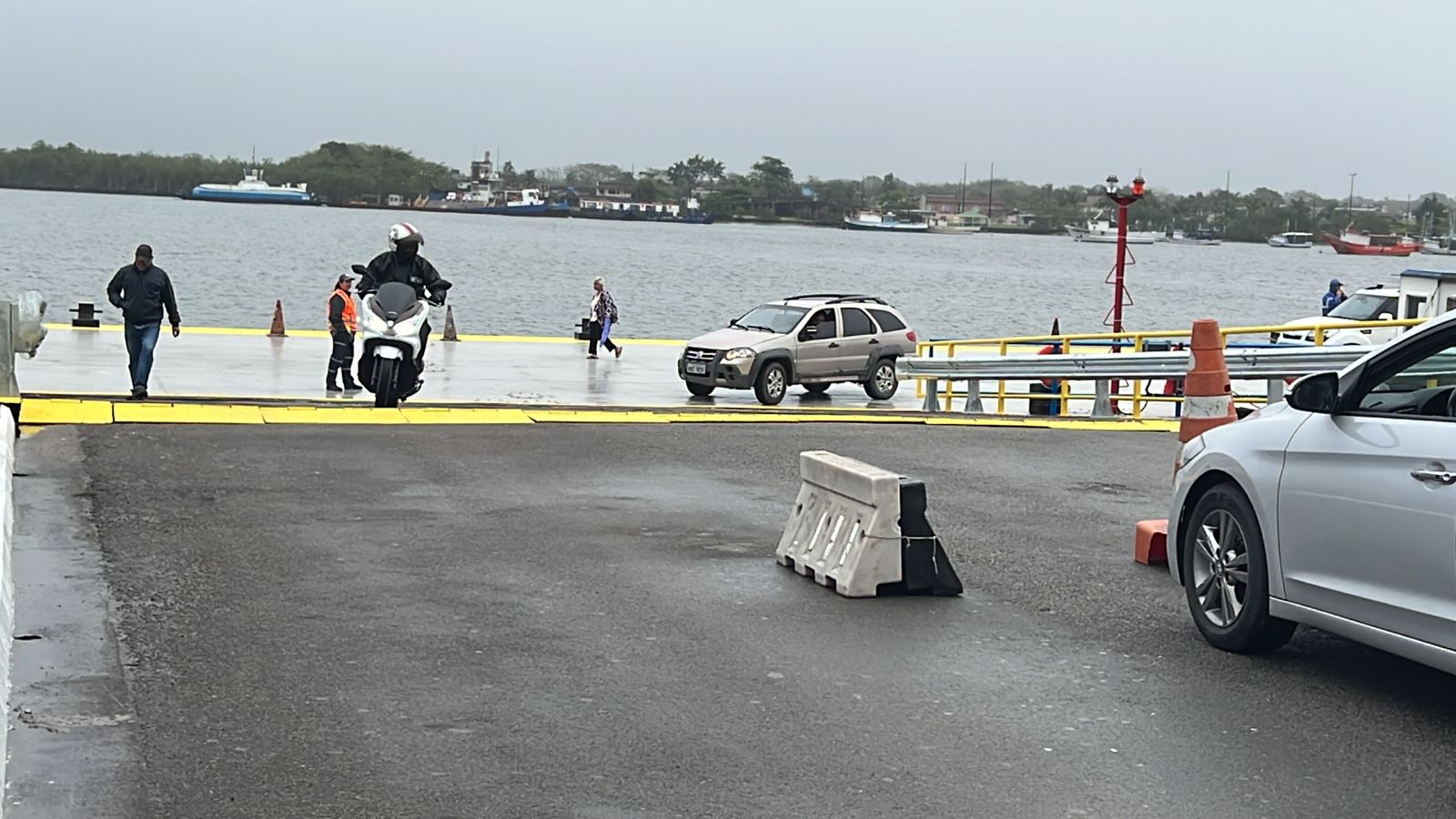 Travessia de balsas entre Guarujá e Bertioga é liberada para veículos pesados