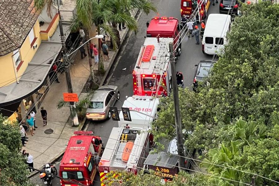 Telhado do Clube Atlético Santista desaba e deixa operários feridos