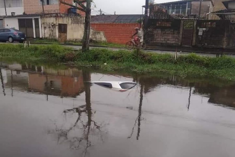Carro cai em canal de São Vicente e intriga moradores da Cidade Náutica