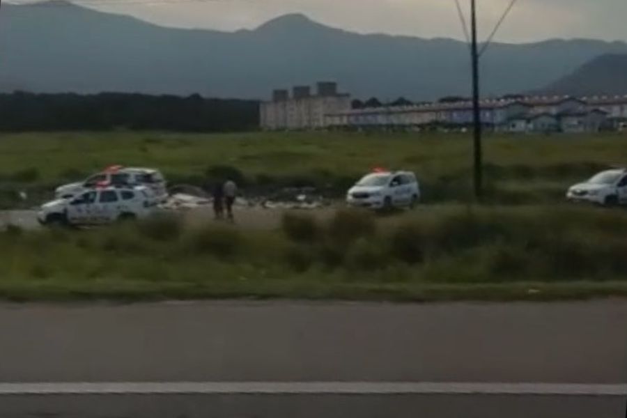 Dois corpos são encontrados baleados em avenida de Praia Grande