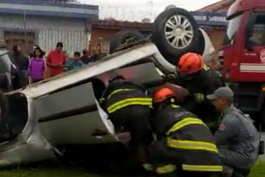 Motorista capota após colidir com carro estacionado em Praia Grande