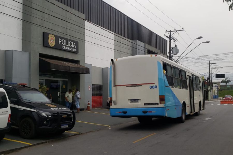 Três detentos do semiaberto são flagrados com drogas em ônibus de presídio