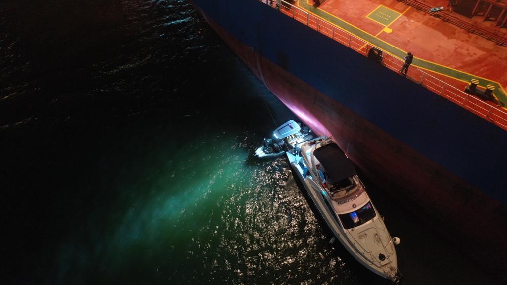 Ação conjunta apreende mais de 1 kg de cocaína em casco de navio no porto