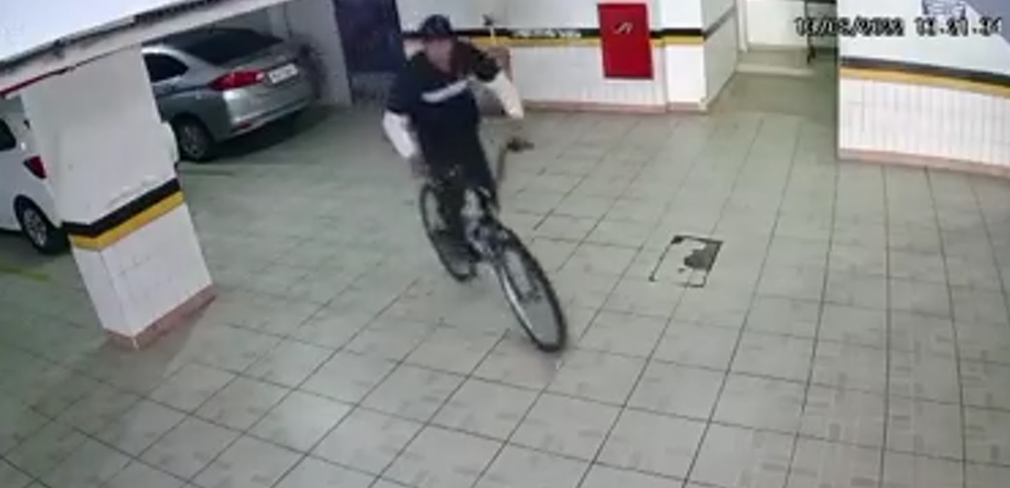 Homem, com órgão genital nas mãos, invade prédio e furta bicicleta em Santos