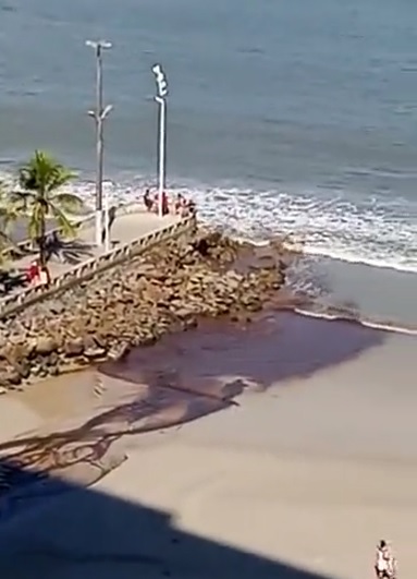 Esgoto invade a faixa de areia e o mar da praia do Gonzaguinha, em São Vicente; Vídeo
