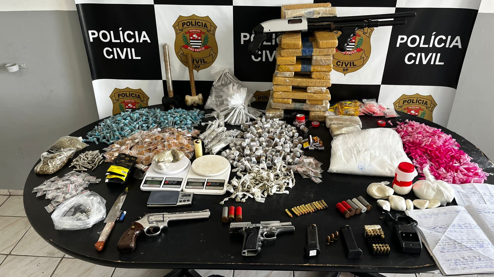 Homem foi preso em flagrante com 22 quilos de drogas, armas e colete balístico