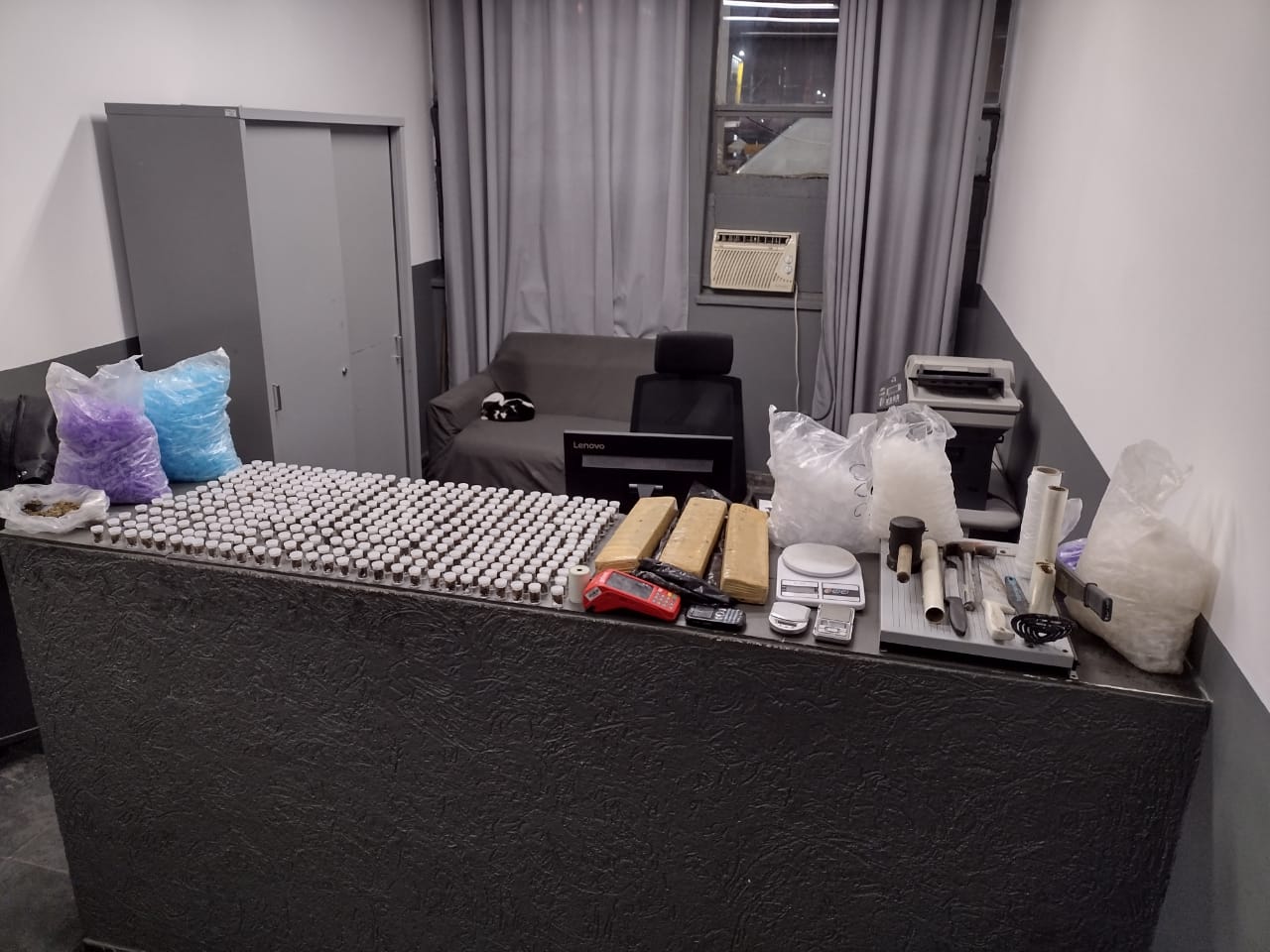 Homens são presos em flagrante preparando drogas em São Vicente