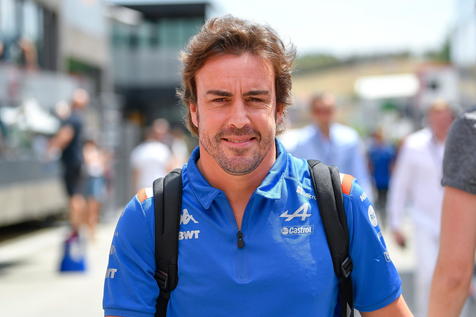 epa10097113 Spanish Formula One driver Fernando Alonso of Alpine F1 Team arrives for the first practice session of the Formula One Grand Prix of Hungary at the Hungaroring circuit in Mogyorod, near Budapest, Hungary, 29 July 2022. The Formula One Grand Prix of Hungary will take place on 31 July 2022.  EPA/Zsolt Czegledi HUNGARY OUT