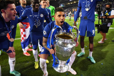 epa09236251 Emerson Palmieri of Chelsea lifts the trophy as he and teammates celebrate after winning the UEFA Champions League final between Manchester City and Chelsea FC in Porto, Portugal, 29 May 2021.  EPA/David Ramos / POOL