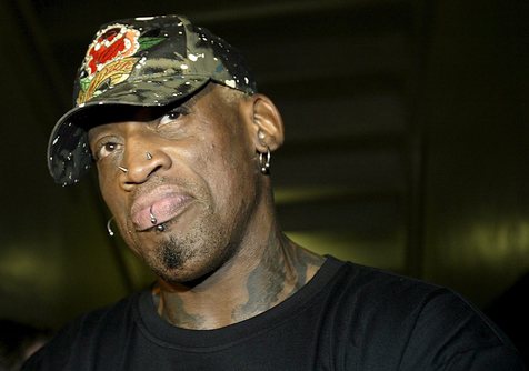 Dennis Rodman in una immagine del 2006. Dennis Rodman, ex stella del basket Nba, è in bolletta, "alcolizzato e gravemente malato". Ed ora rischia 20 giorni di carcere non avendo pagato gli alimenti a Michelle, la terza moglie, madre di due suoi figli. E' quanto sostengono i legali rappresentanti di Rodman, citati dal Los Angeles Times. Rodman, 50 anni, deve in totale 860.000 dollari in alimenti arretrati. Per ora ha evitato il carcere, ma il 29 maggio dovrà affrontare un'altra udienza in tribunale.ANSA / MIKE ALQUINTO