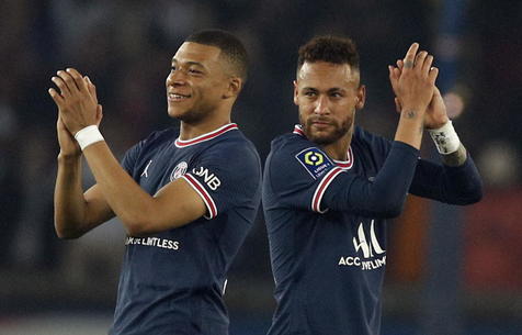 epaselect epa09905267 Paris Saint Germain's Kylian Mbappe (L) and Paris Saint Germain's Neymar Jr celebrate winning the French Ligue 1 champinship title during the French Ligue 1 soccer match between PSG and RC Lens at the Parc des Princes stadium in Paris, France, 23 April 2022.  EPA/YOAN VALAT