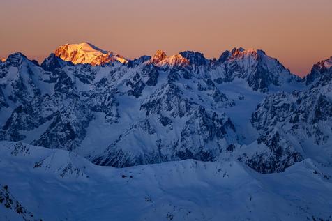 epa07458502 The sunrise on the Mont Blanc mountain is pictured prior to the Verbier Xtreme Freeride World Tour (FWT) finals on the "Bec des Rosses" mountain above the alpine resort of Verbier, Switzerland, Saturday, March 23, 2019.  EPA/VALENTIN FLAURAUD