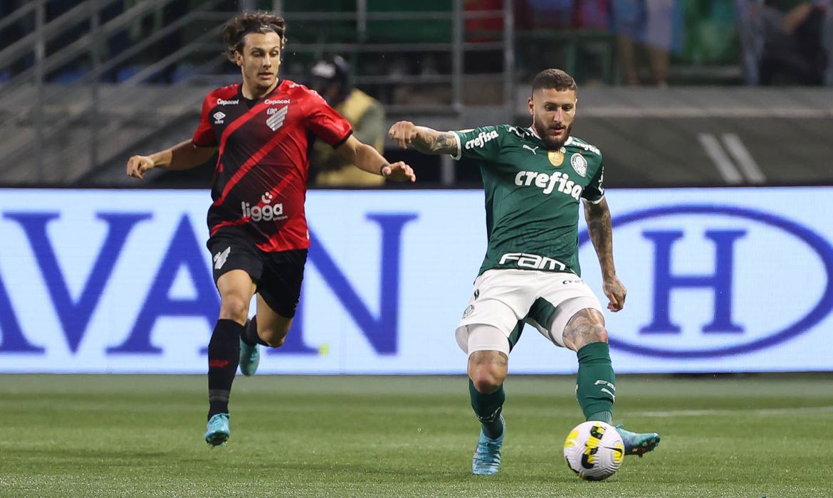 O jogador Zé Rafael, da SE Palmeiras, disputa bola com o jogador Canobbio, do C Athletico Paranaense, durante partida válida pela décima quinta rodada, do Campeonato Brasileiro, Série A, na arena Allianz Parque. (Foto: Cesar Greco)