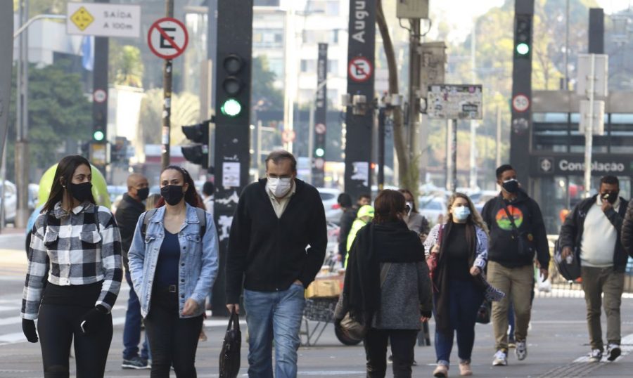 São Paulo - Pedestres na Avenida Paulista durante frente fria que derrubou a temperatura na capital.