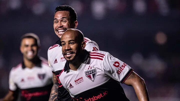 Patrick faz golaço e São Paulo goleia Avaí antes de final da Sul-Americana