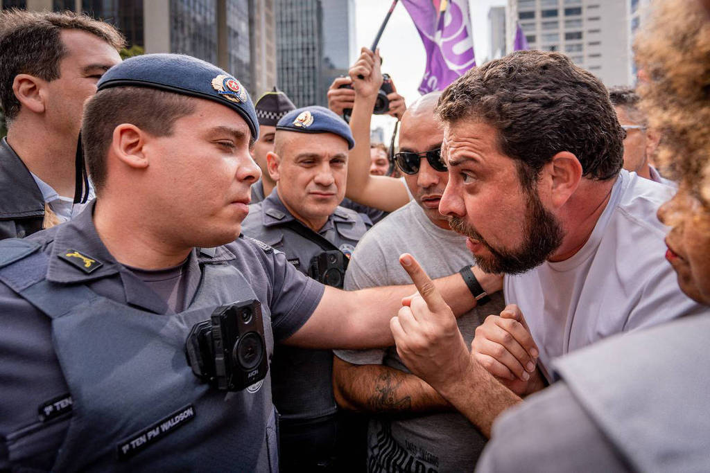 Militantes do PSOL agridem adolescente do MBL, e PM tenta deter Boulos em SP 