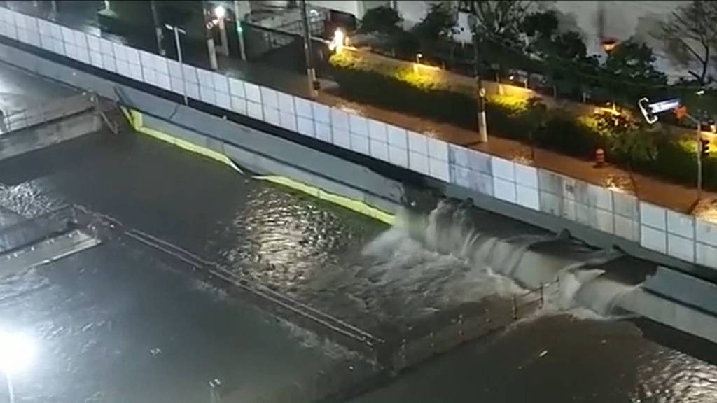 Chuva derruba muro de obra do metrô e causa alagamento e congestionamento em SP