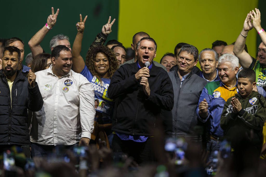 Bolsonaro usa fake news para dizer que Forças Armadas podem fechar seção eleitoral 