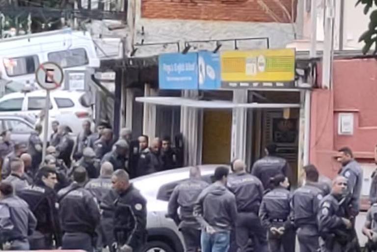 Crianças e professores são mantidos reféns por mais de três horas em escola de SP