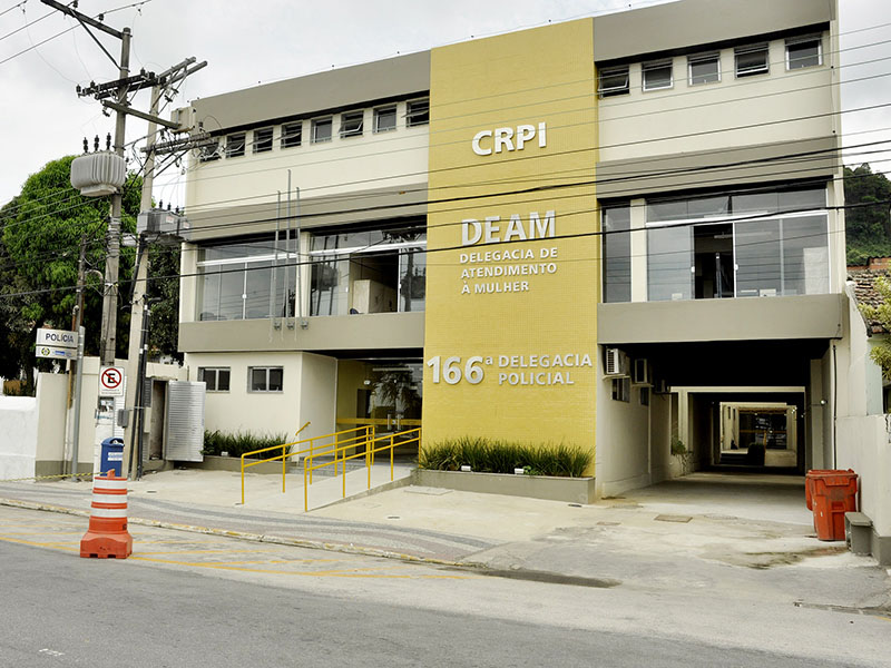 Jovem é agredida com pedaço de madeira após criticar Bolsonaro em bar no RJ