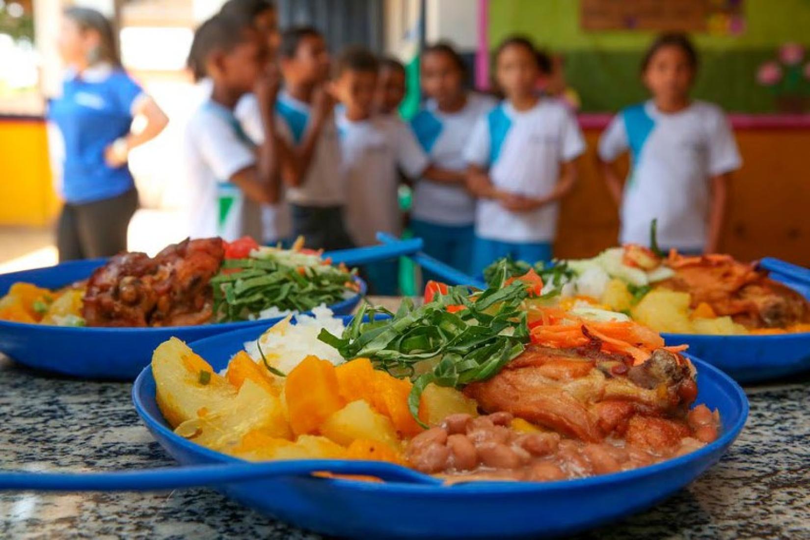 Pesquisa aponta insegurança alimentar em famílias com crianças “só tinha água, sal e fubá no meu armário”