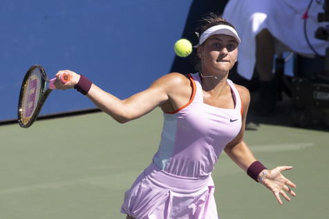 epa10152851 Marta Kostyuk of Ukraine hits a return to Victoria Azarenka of Belarus during the US Open Tennis Championships at the USTA National Tennis Center in the Flushing Meadows, New York, USA, 01 September 2022. The US Open runs from 29 August through 11 September.  EPA/SARAH YENESEL