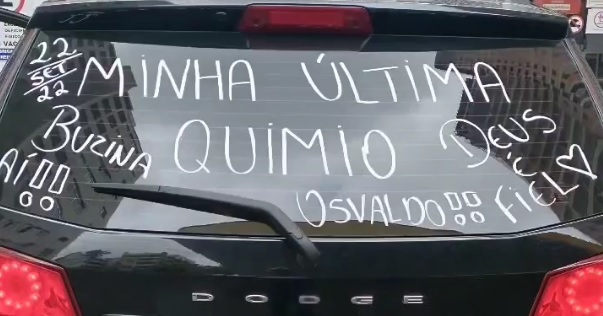 Família decora o carro em comemoração a última quimioterapia de idoso e recebe apoio 