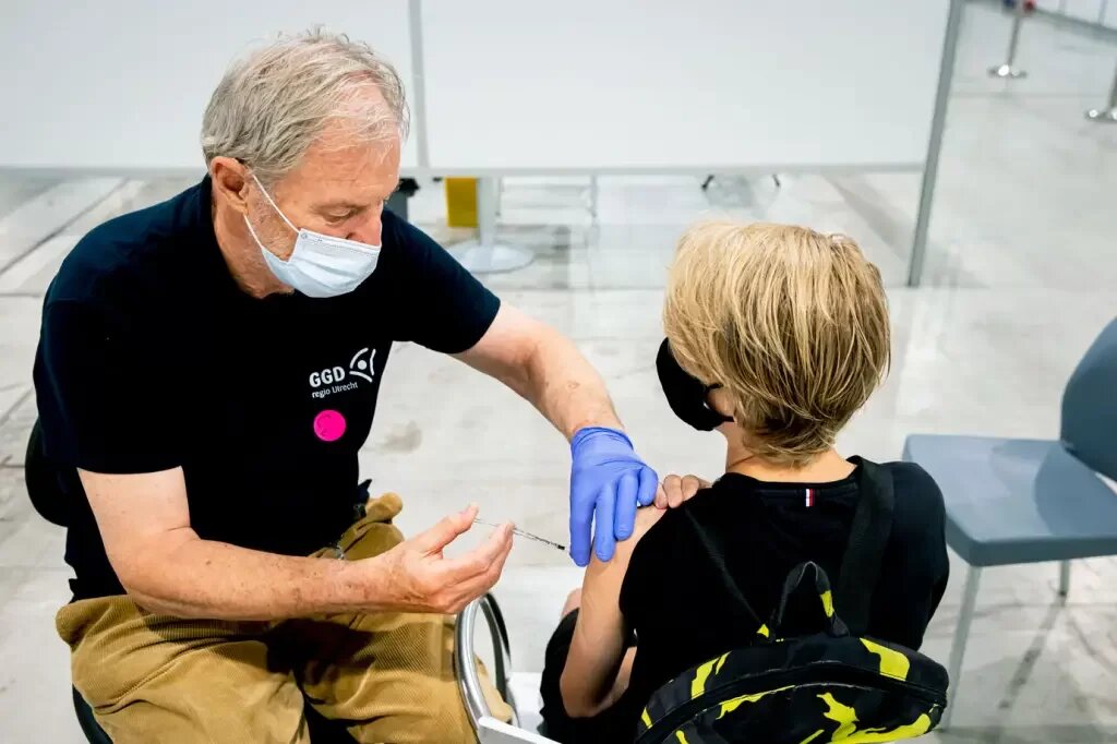 Cidade de SP começa a vacinar meninos de 9 e 10 anos contra HPV