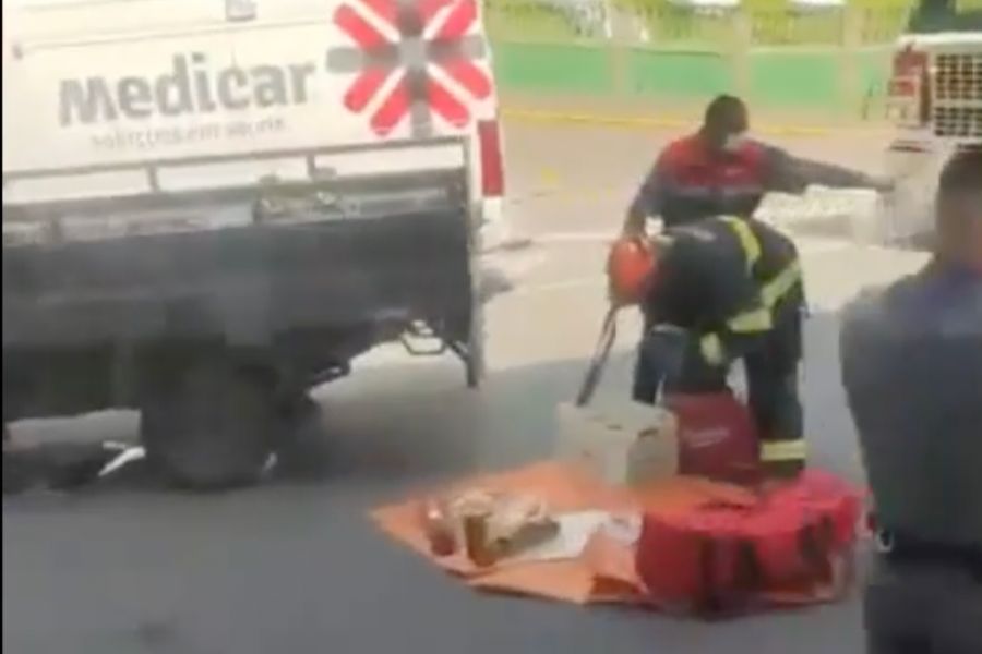 Caminhonete fica destruída após colidir com ônibus em Santos; VÍDEO