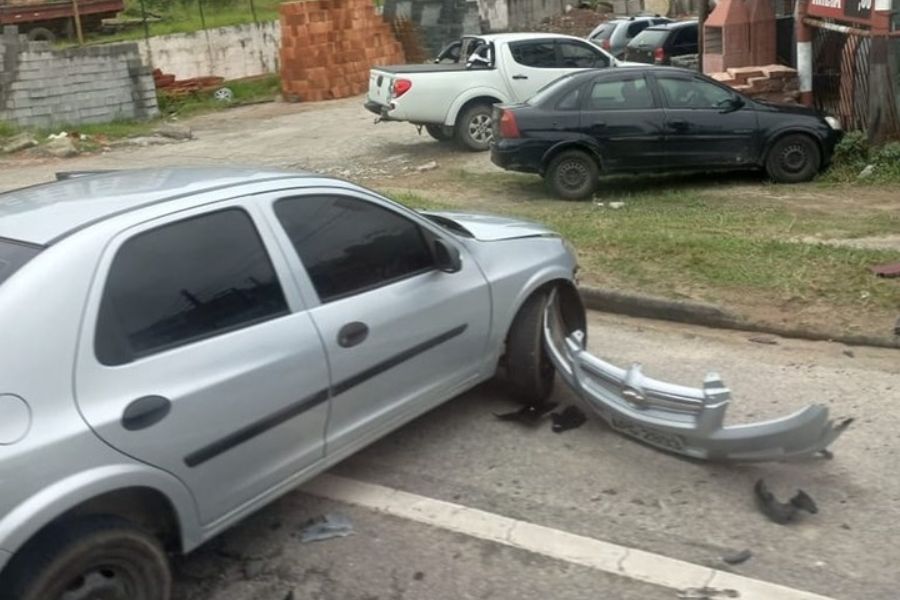 Acidente com carro deixa motociclista ferido em rodovia de Bertioga