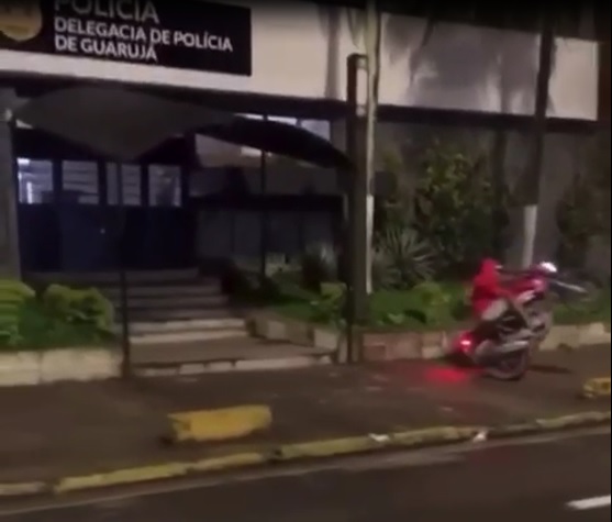 Motociclista é filmado "dando grau" em frente à delegacia de Guarujá; Vídeo