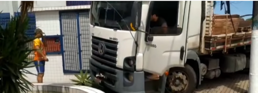 caminhão invade ponto de ônibus da etec