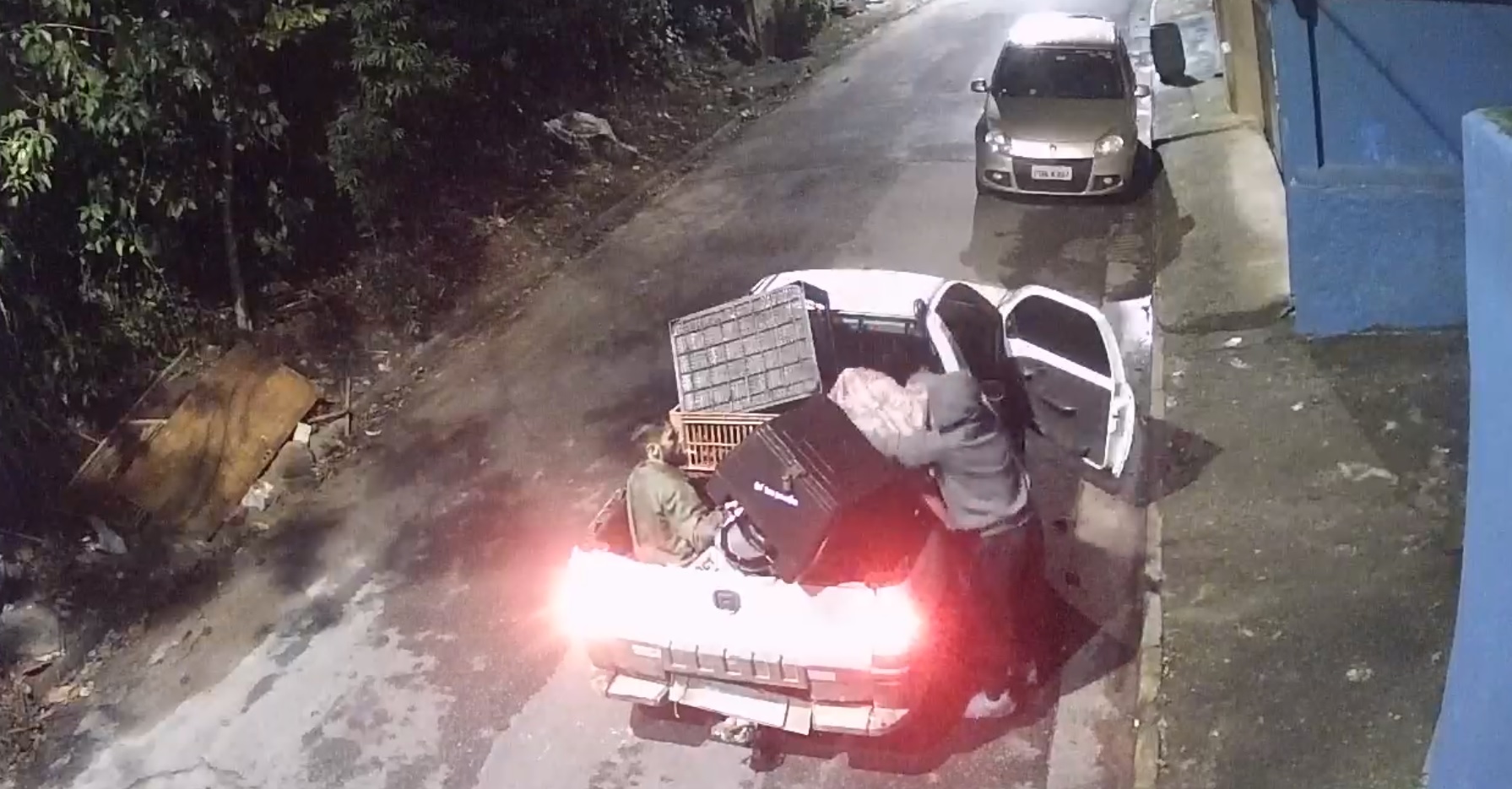 Homens são filmados cobrindo uma moto furtada em São Vicente; Vídeo
