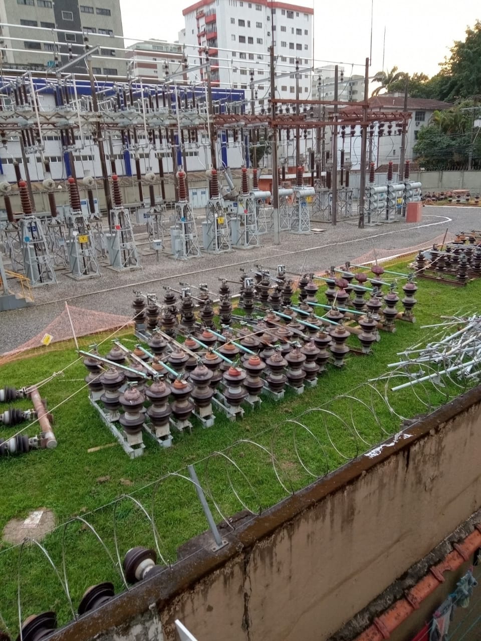 Moradores de Santos reclamam do acumulo de água em equipamentos da CPFL