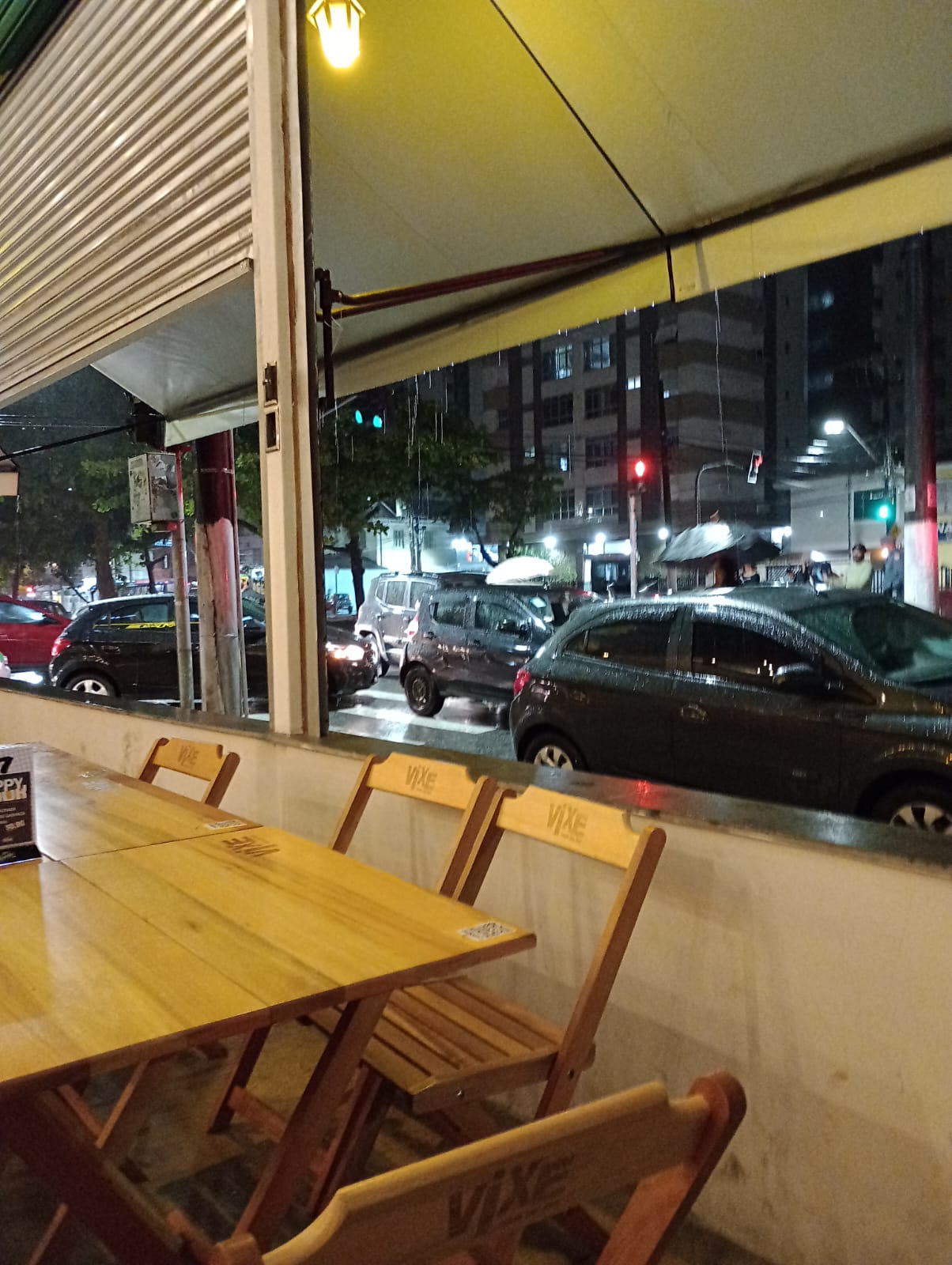 Dois acidentes acontecem em menos de dez minutos em um cruzamento de Santos