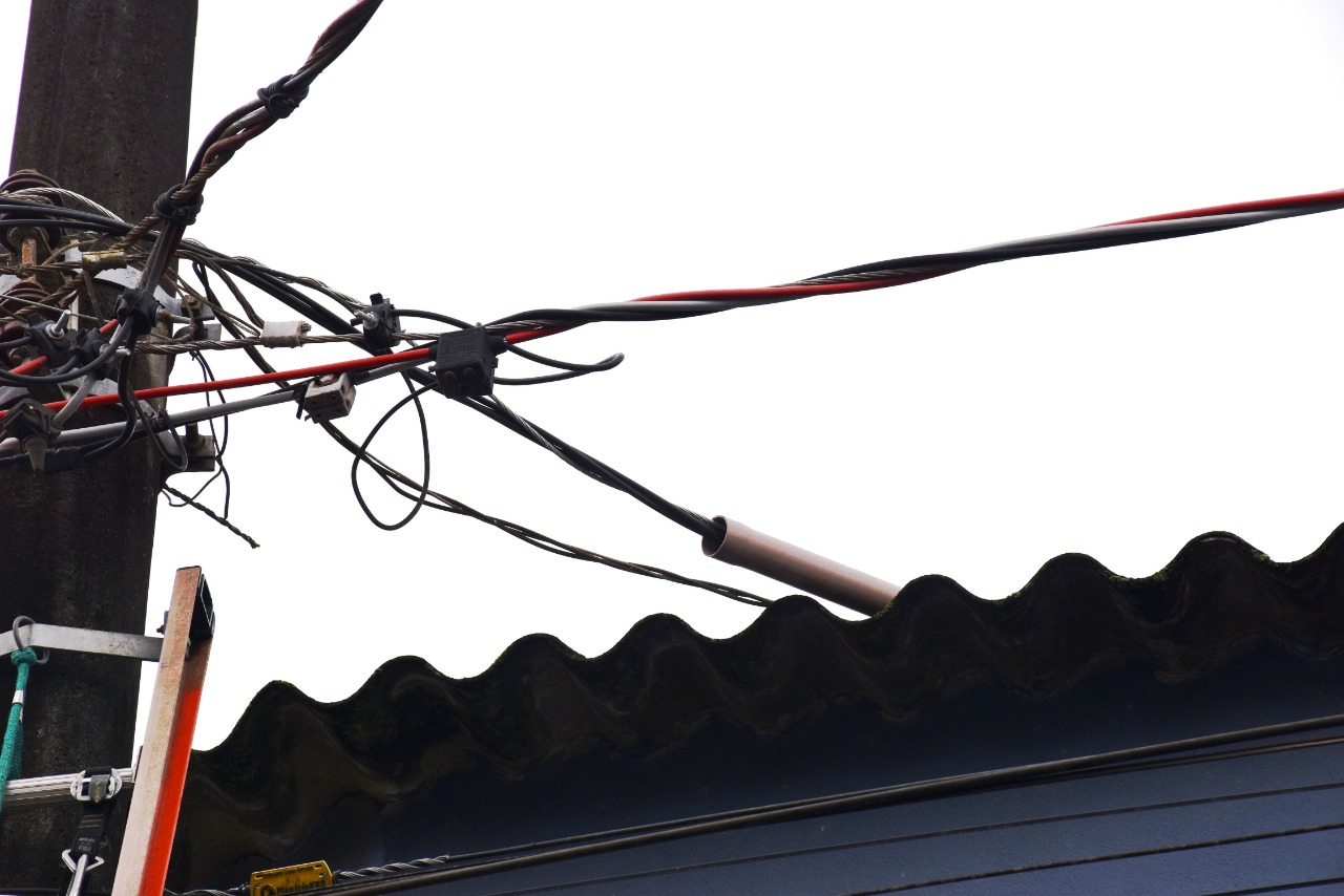 Comerciantes são autuados por furto de energia em Guarujá