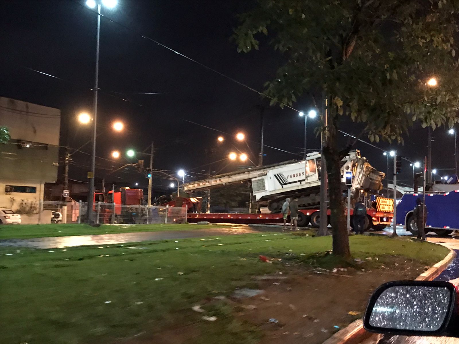 Carreta fica entalada na linha do VLT e causa transtornos