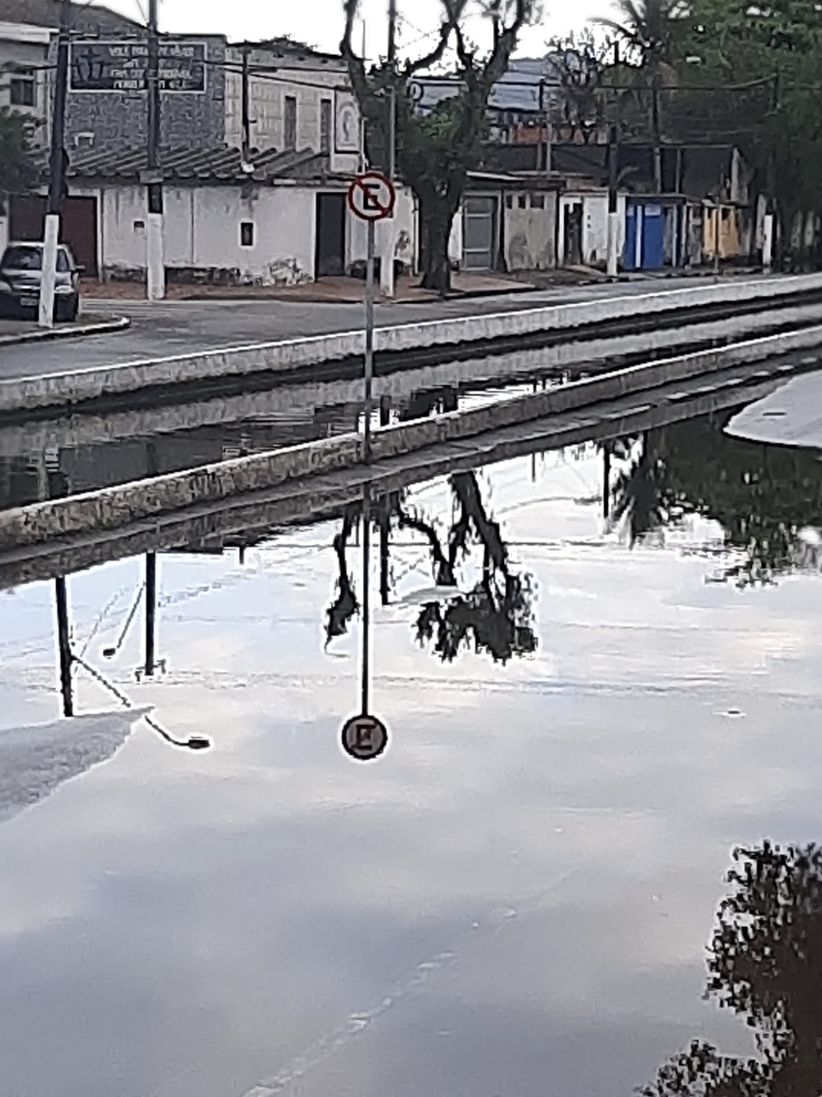 Maré alta deixa Zona Noroeste alagada neste sábado; vídeo 
