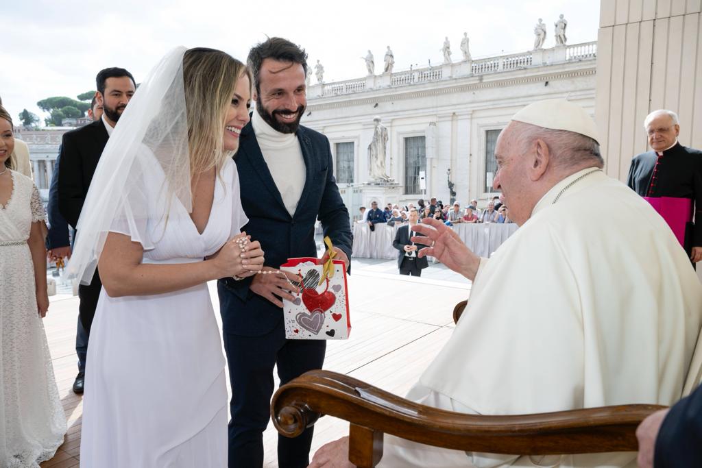 Casal de Santos realiza sonho de receber a bênção do Papa Francisco 