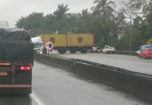 carreta atravessada cubatão