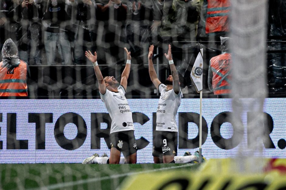 Com gol no fim, Corinthians vence Atlético-GO e volta ao G4 do Brasileiro