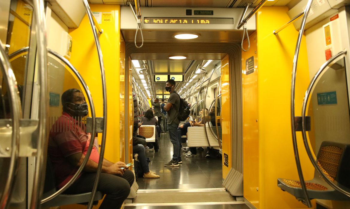 Passageiros com máscaras no vagão da linha 4 do metrô